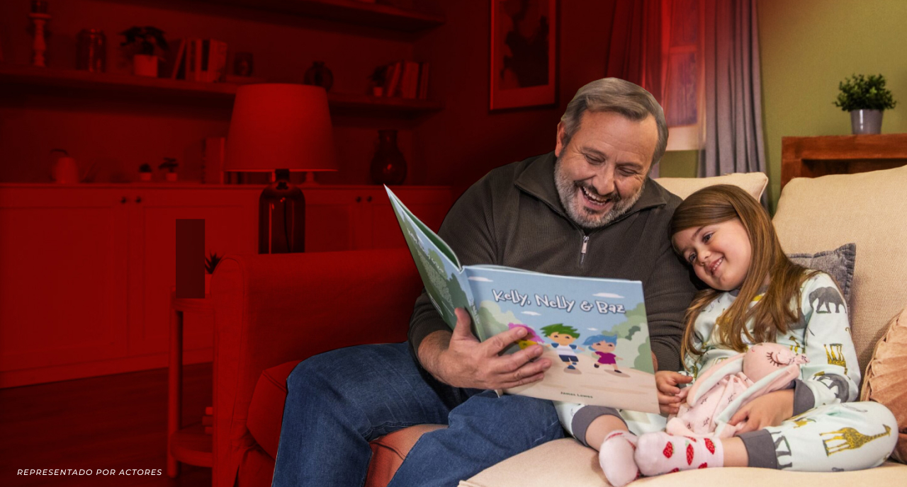 Posible hombre con LDL-C alto leyendo un libro a niño